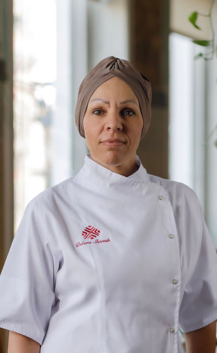 Foto da chef Débora Shornik